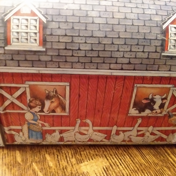 Vintage Tin Barn Bank. - Picture 5 of 7
